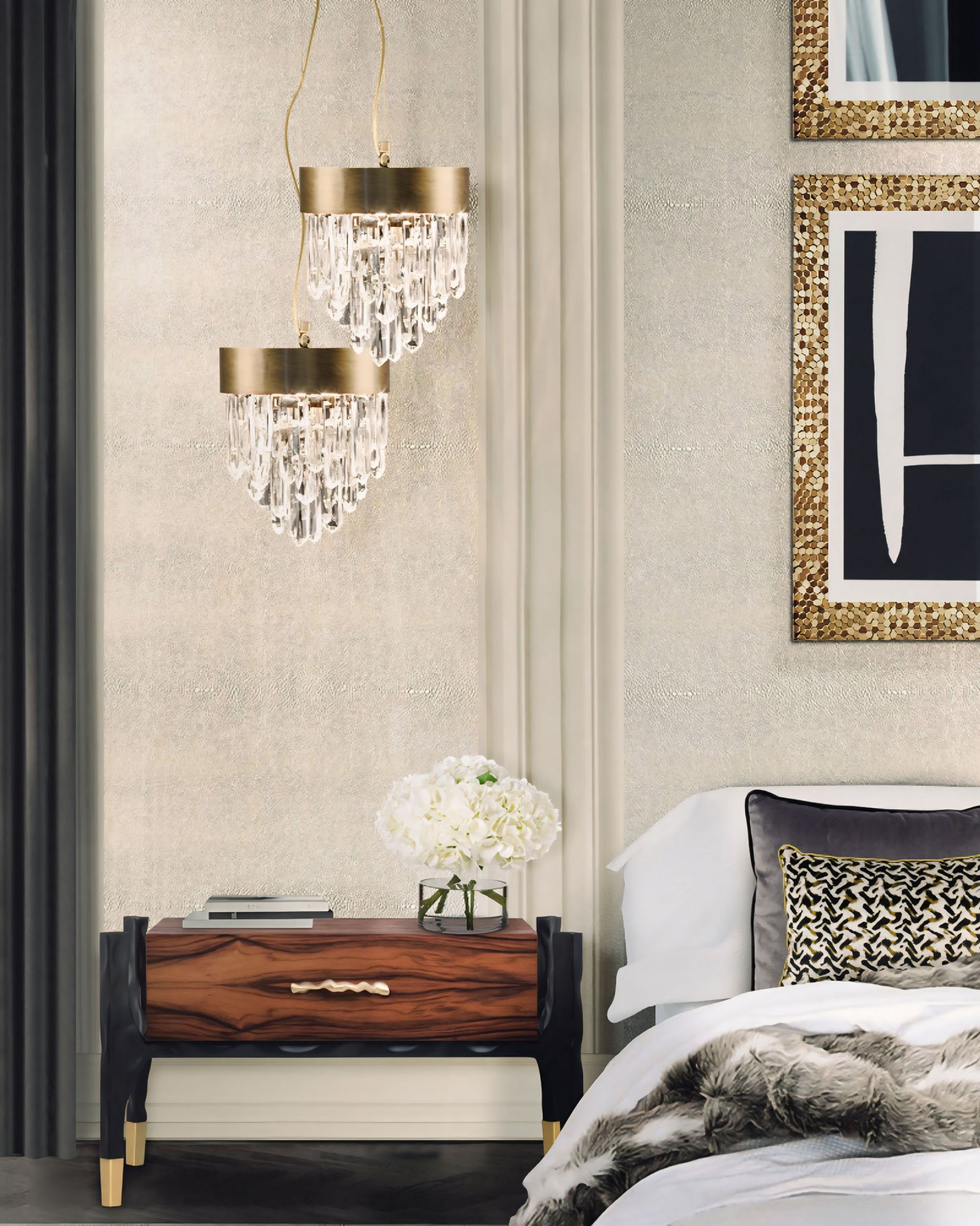 Een slaapkamer met een bed en een nachtkastje met daarop een vaas met bloemen