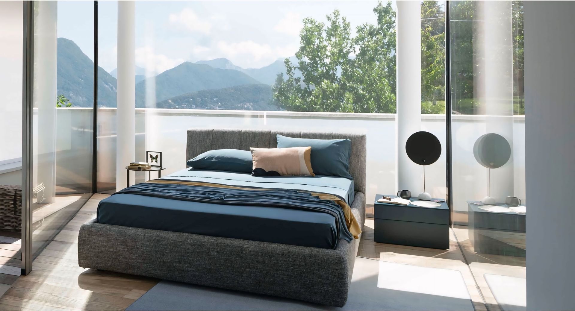 Een slaapkamer met een bed en uitzicht op de bergen