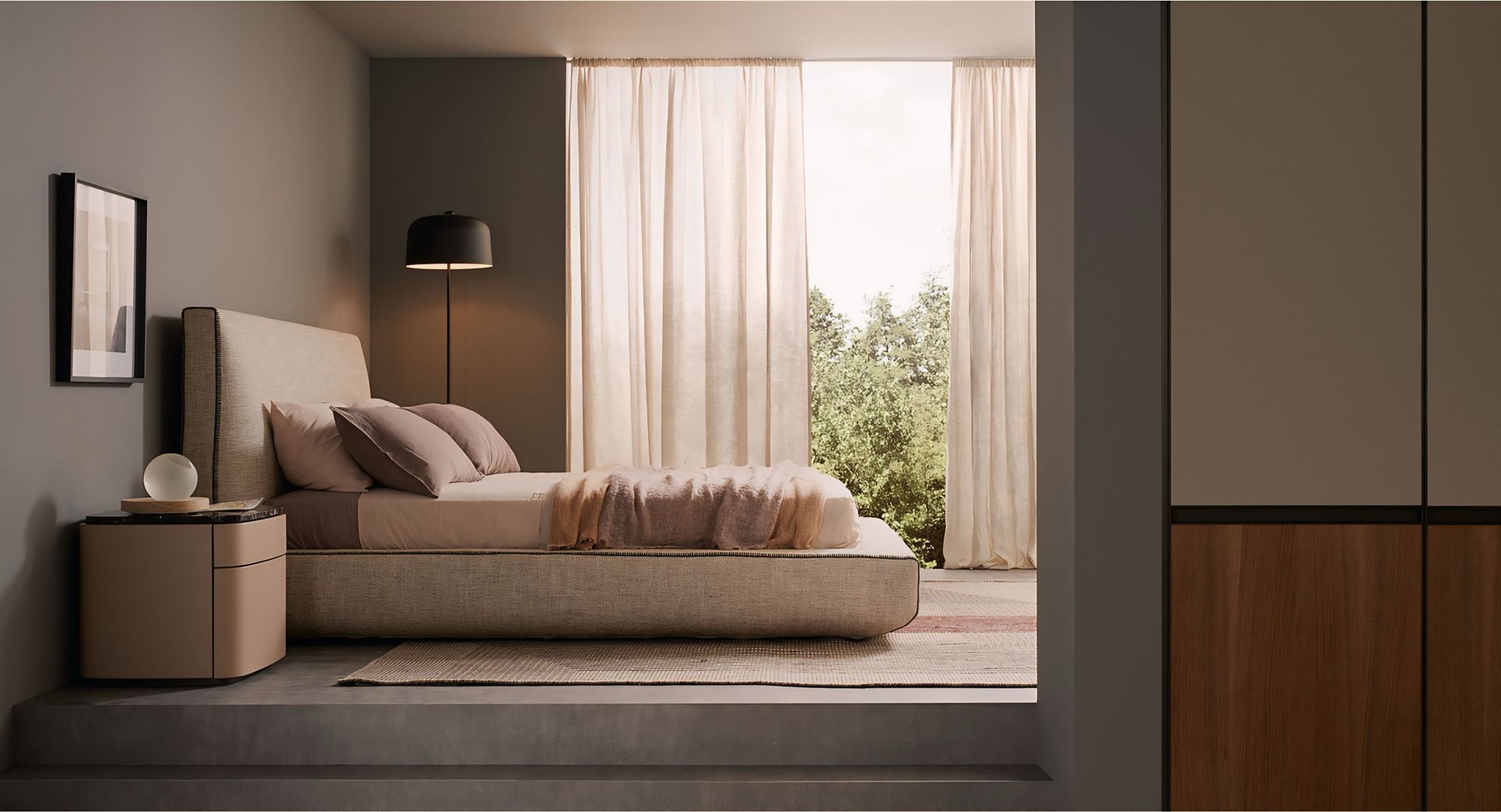 Een slaapkamer met een bed, nachtkastje, lamp en raam.