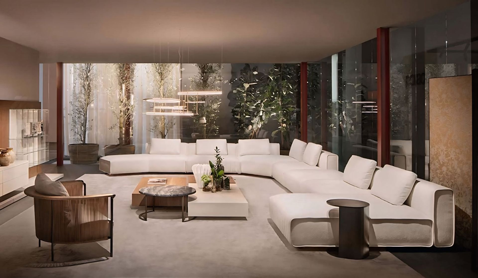 Een woonkamer vol met meubels en een grote bank.
