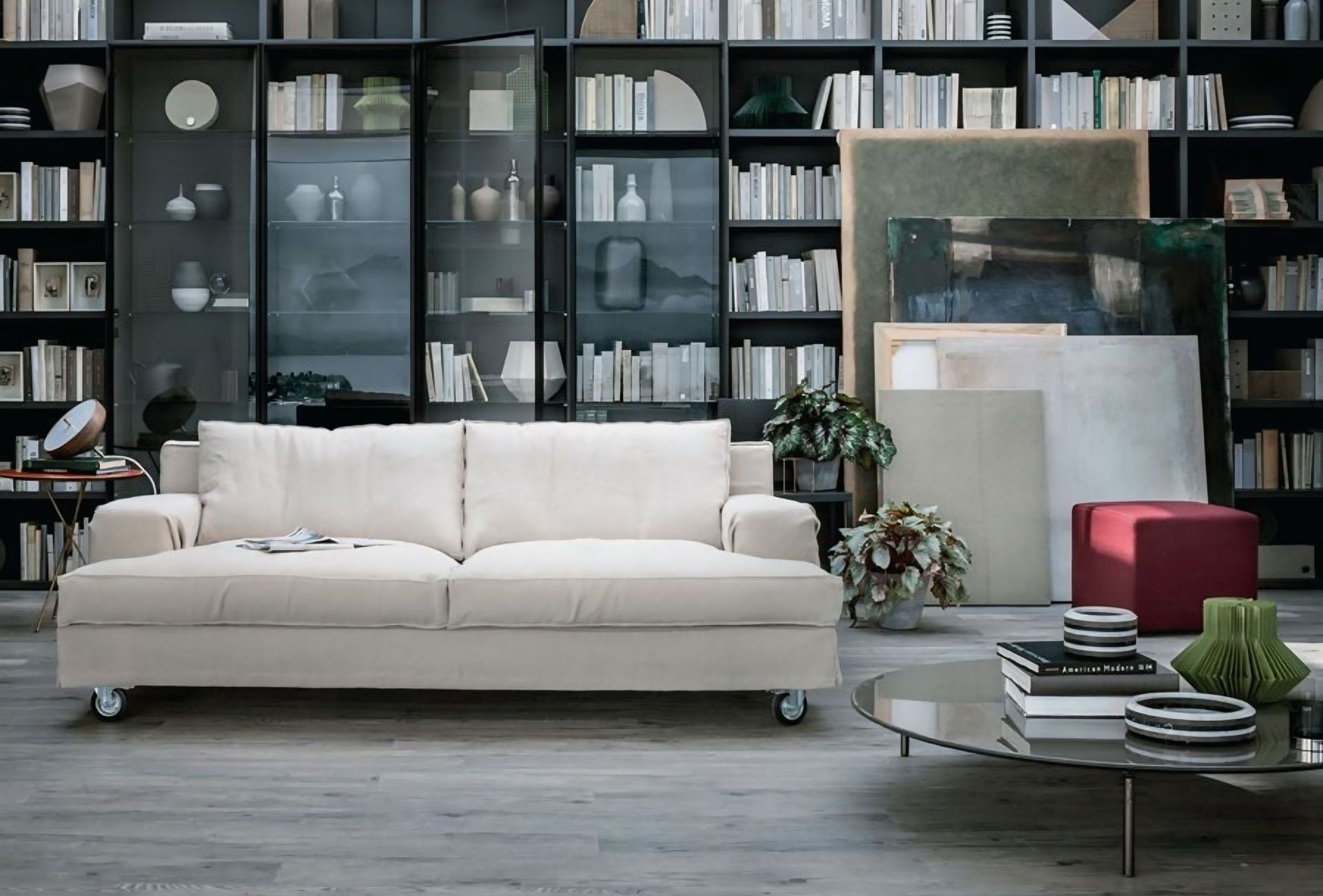 Een woonkamer met een witte bank en een salontafel