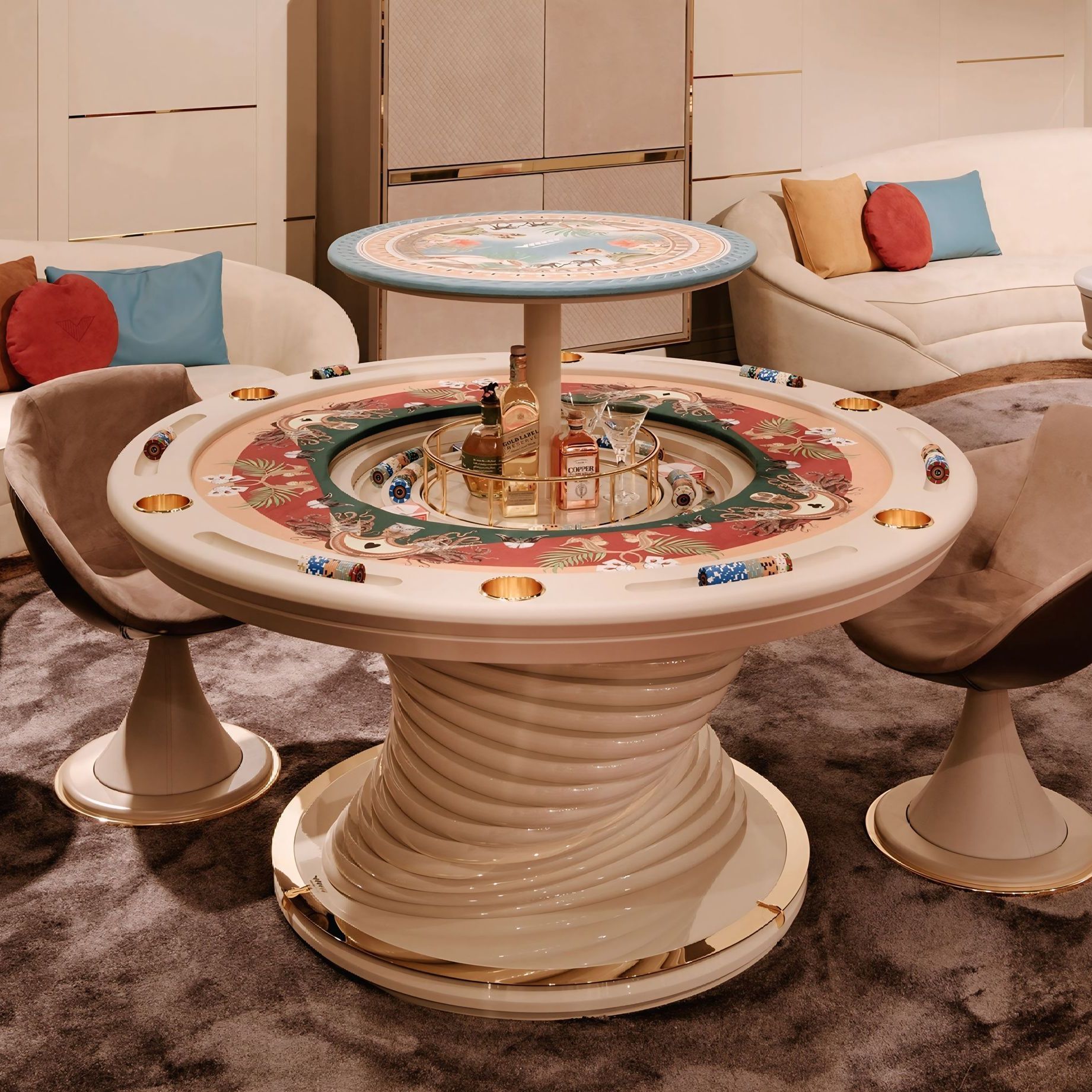Een woonkamer met een roulettetafel en stoelen