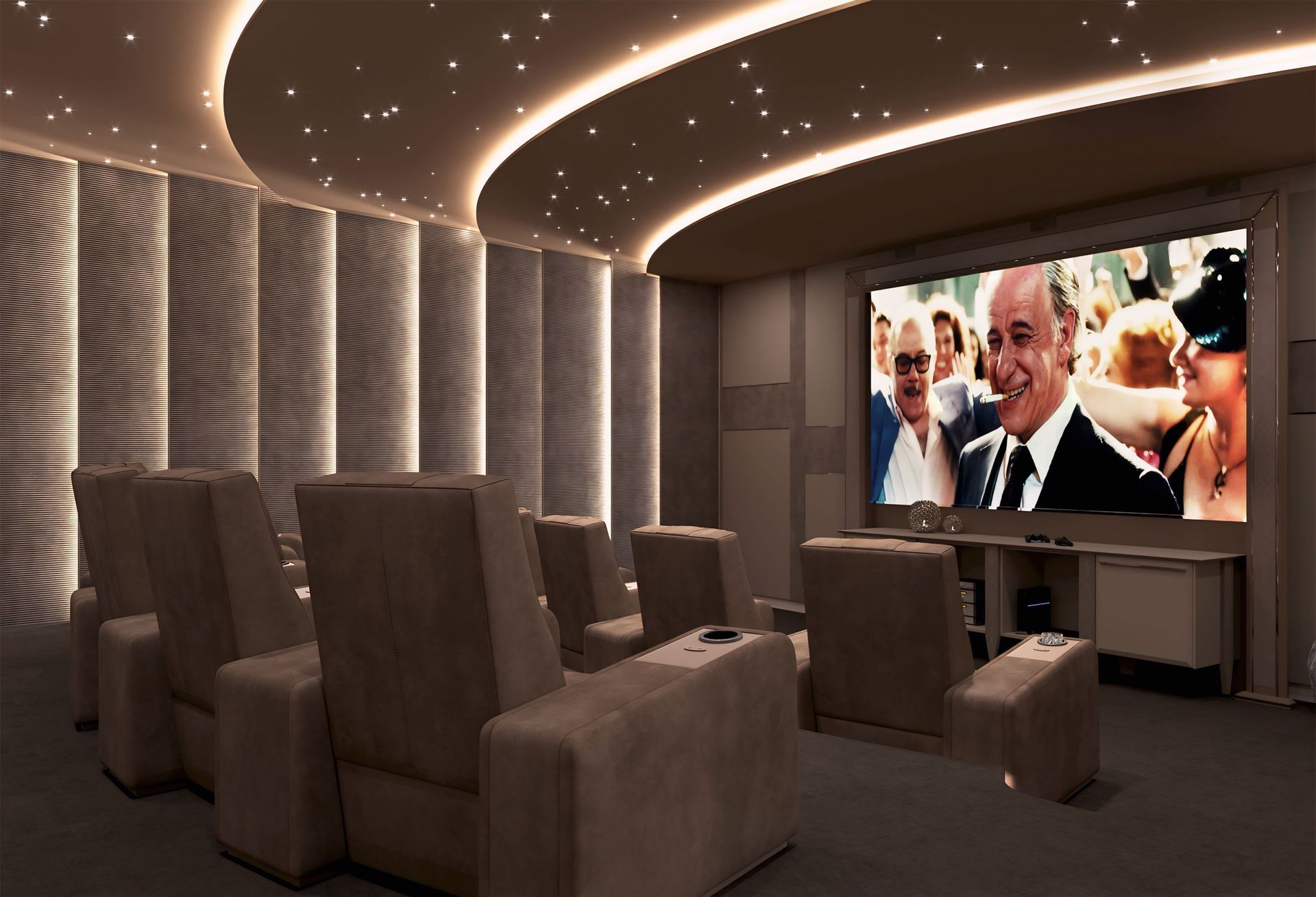 Een bioscoop met een groot scherm en veel stoelen