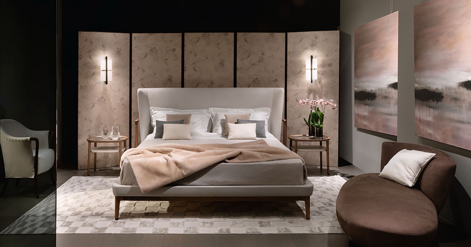 Er staat een groot bed in het midden van de kamer.