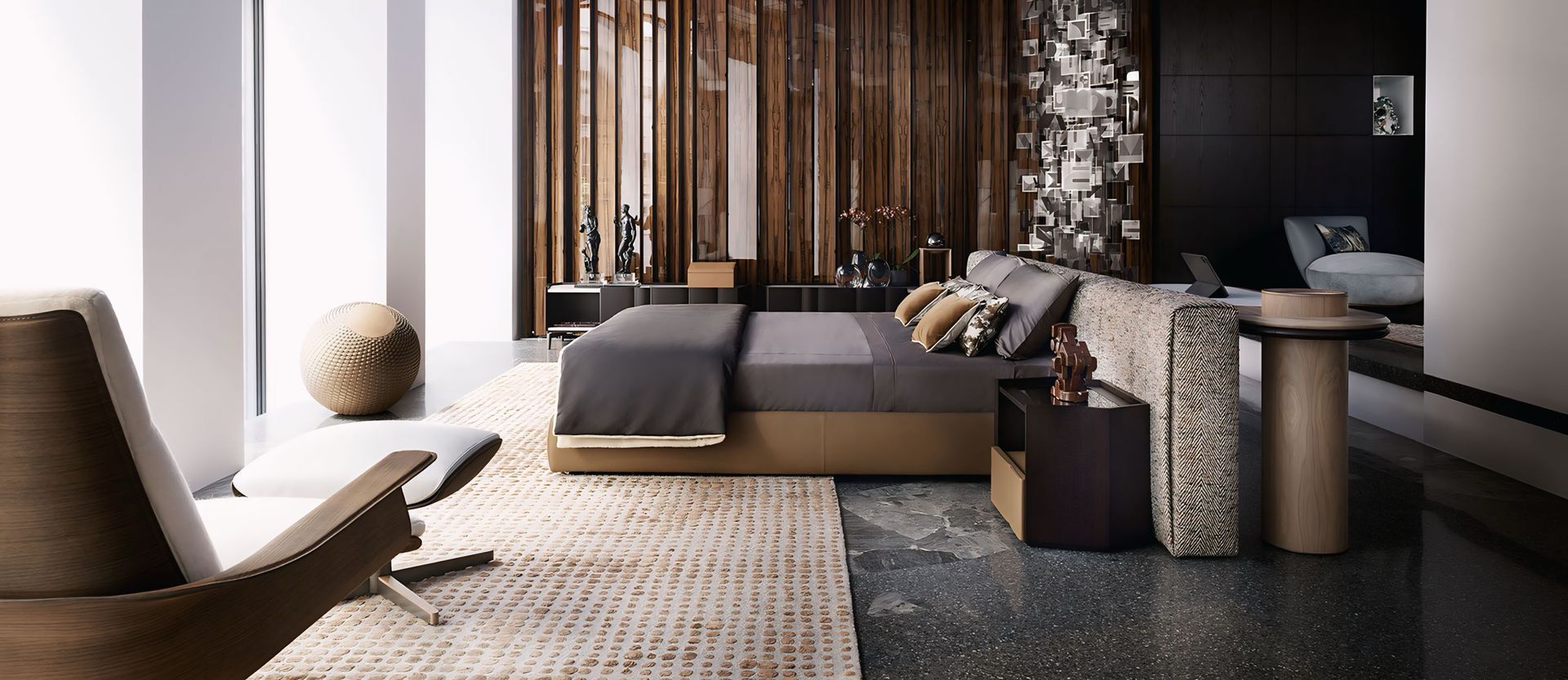 Een slaapkamer met een groot bed en een stoel