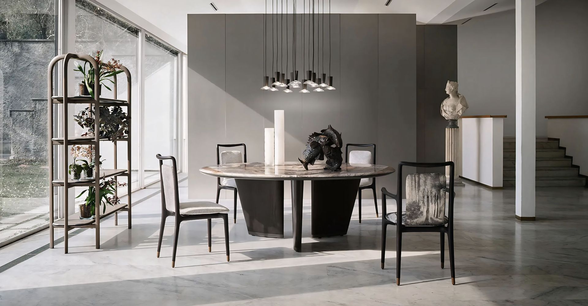 Een eetkamer met een tafel en stoelen erin
