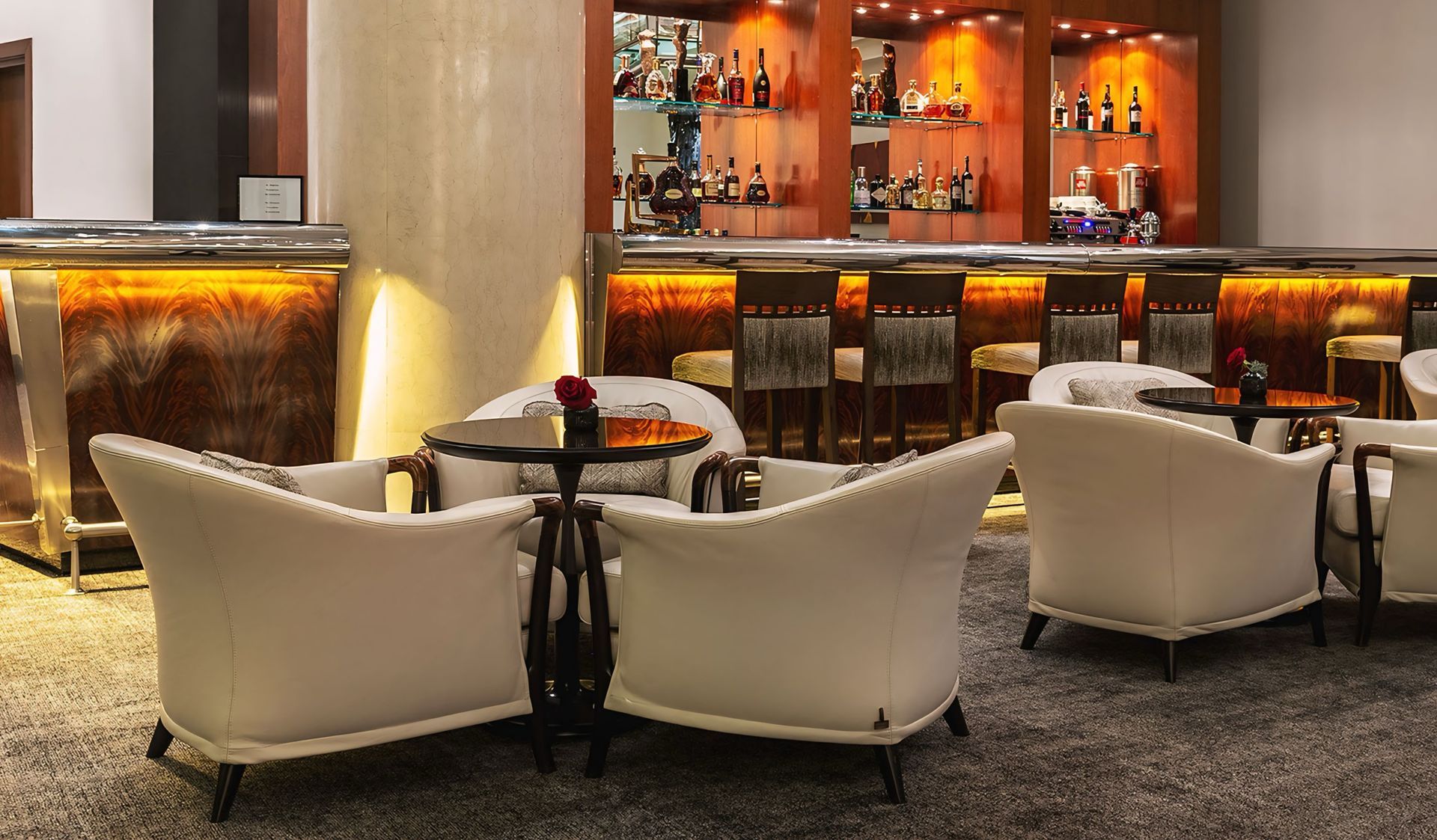 Een restaurant met een bar en stoelen en tafels