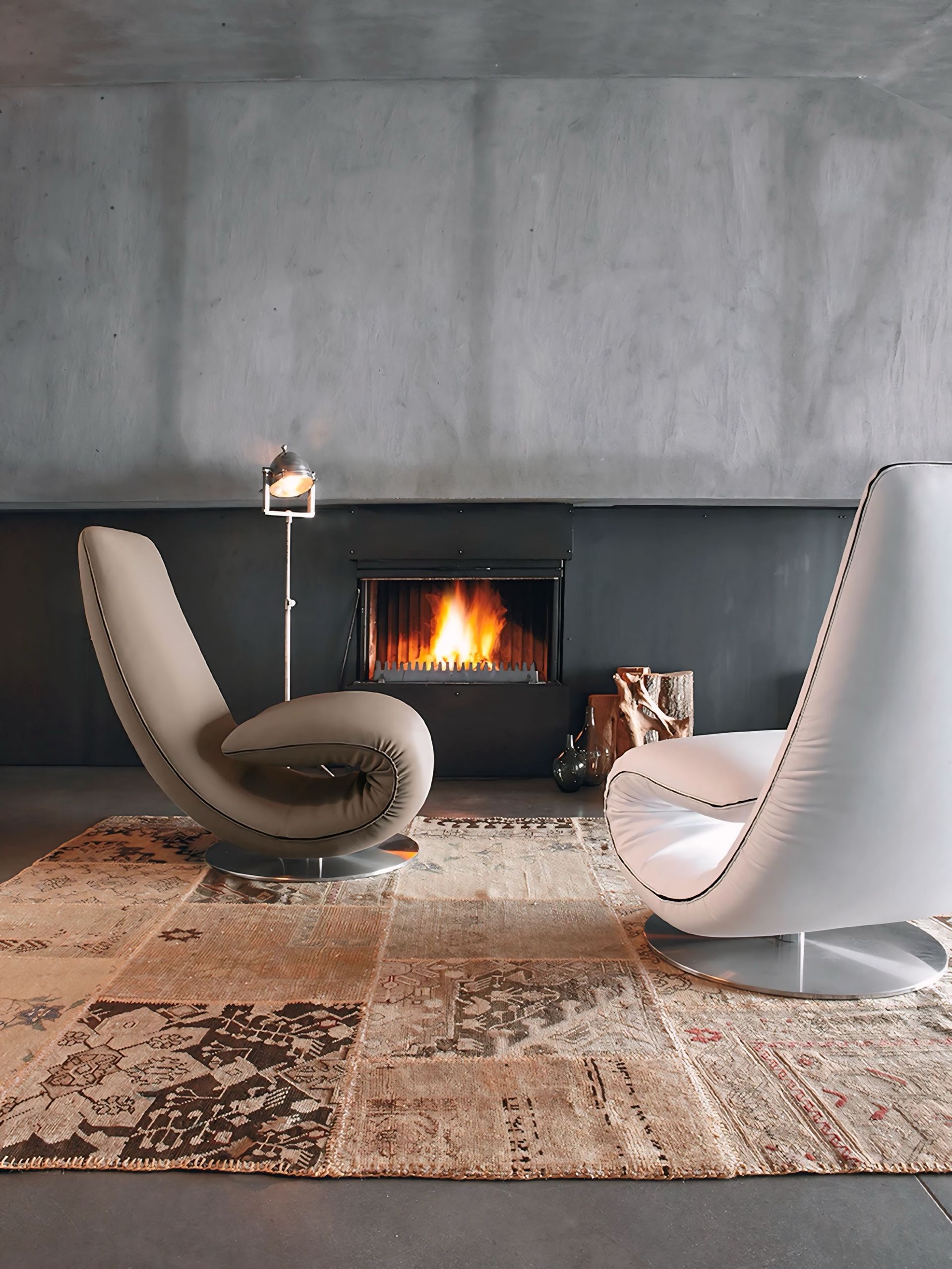 Een woonkamer met twee stoelen en een open haard