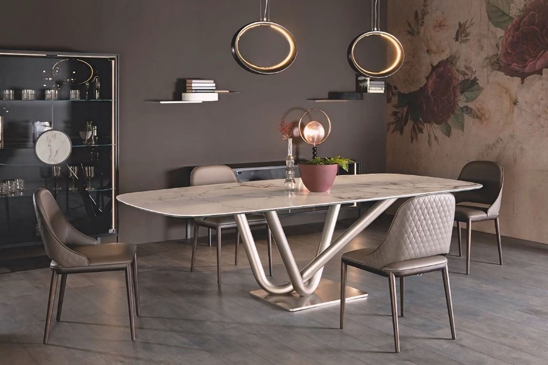 Een eetkamer met een marmeren tafel en stoelen