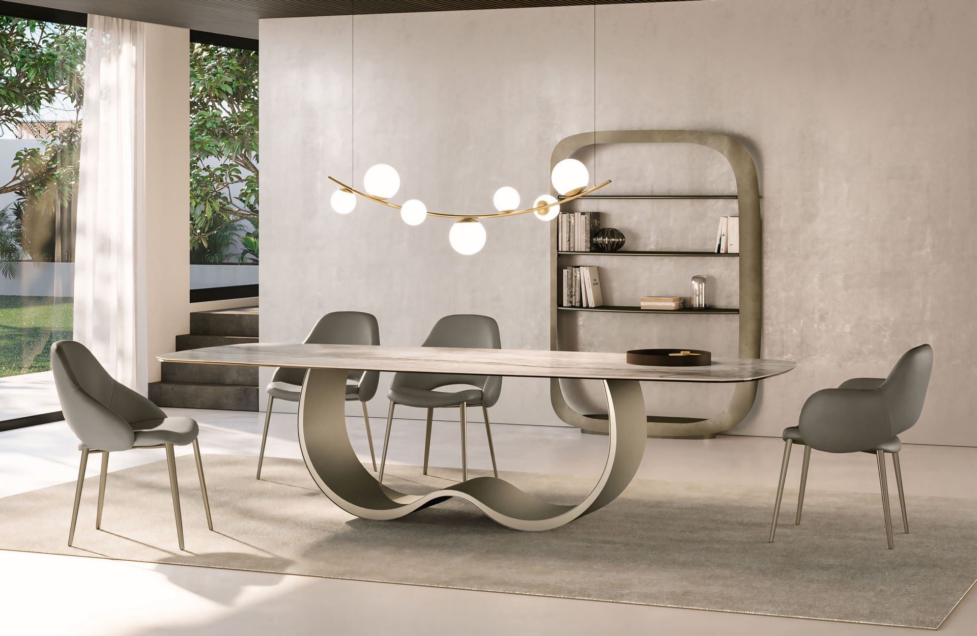 Een eetkamer met een tafel, stoelen en een boekenplank.
