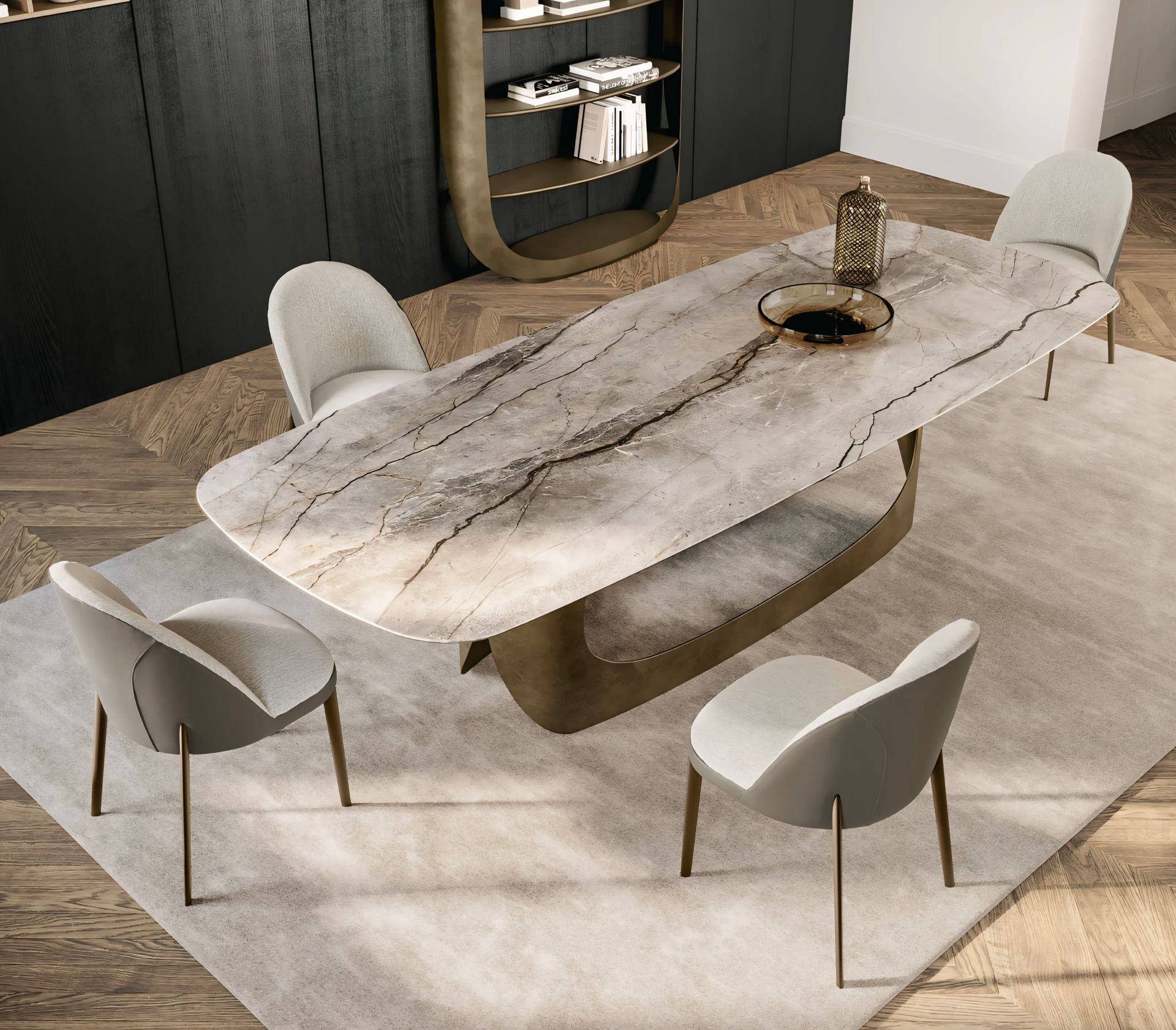 Een marmeren eettafel en stoelen in een kamer