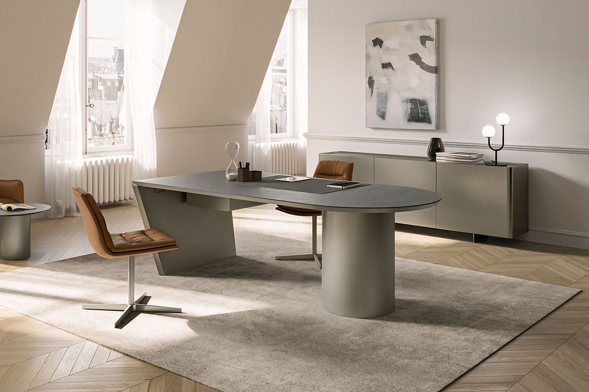 Er staan ​​een tafel en stoelen in de kamer.