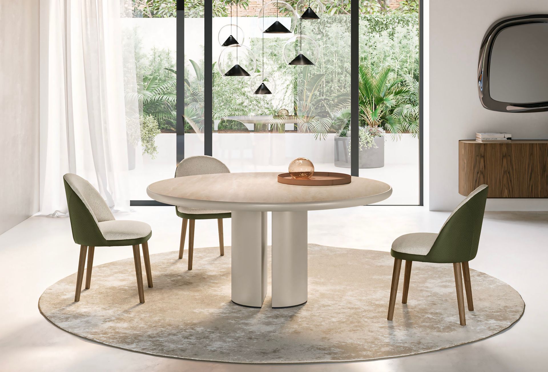 Een eetkamer met een ronde tafel en stoelen voor een groot raam.
