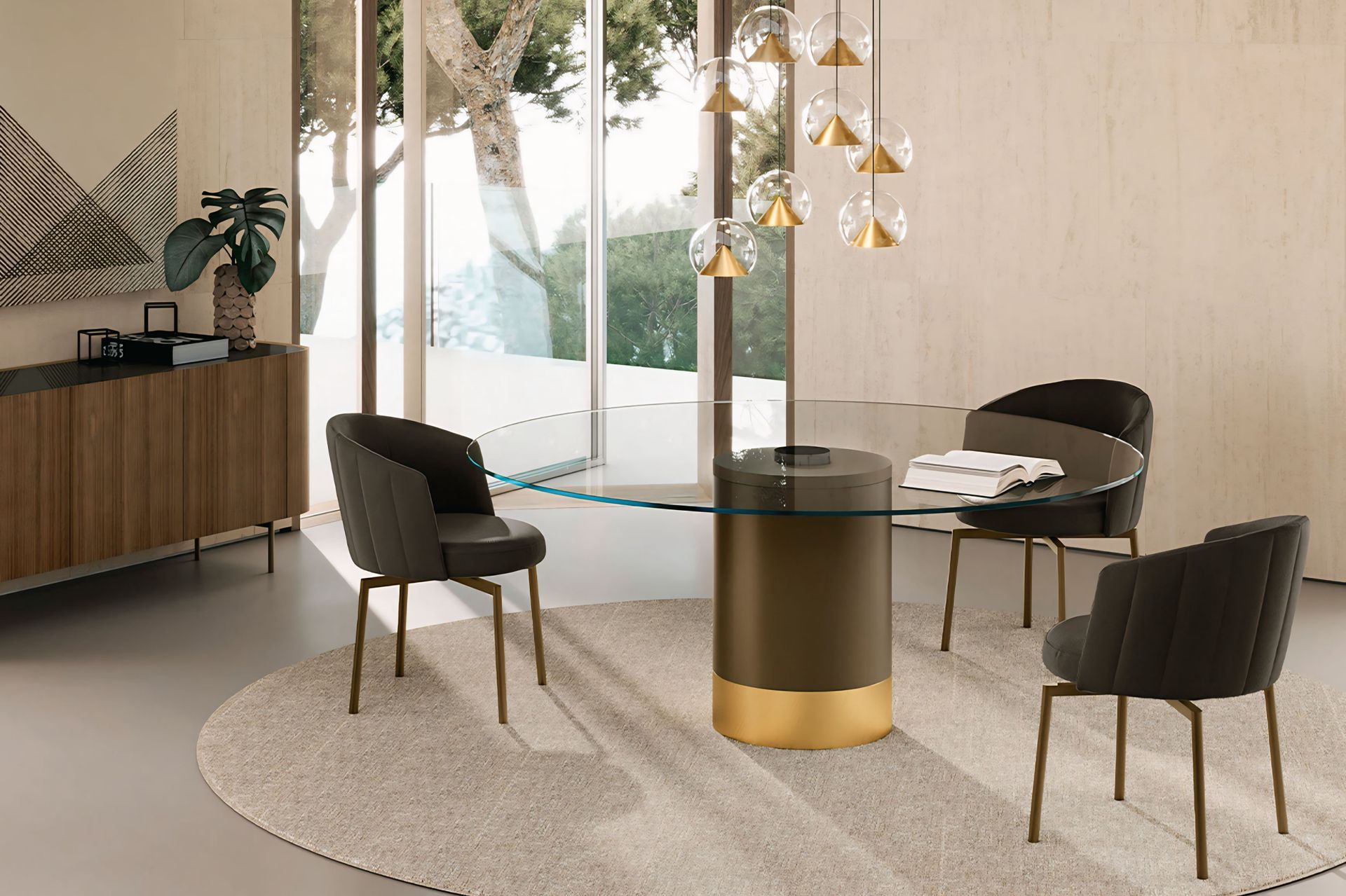 Een eetkamer met een glazen tafel en stoelen