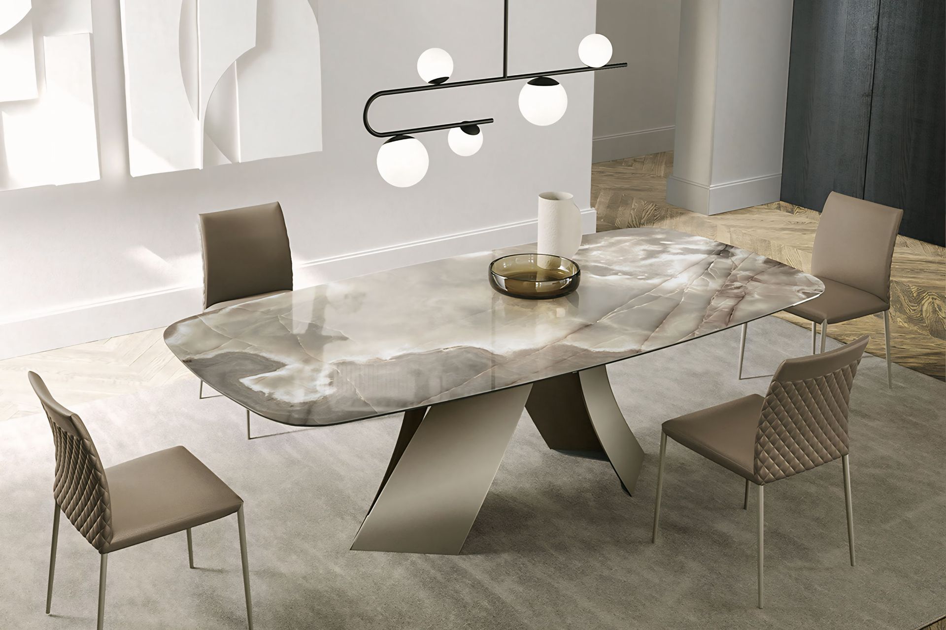 Een eetkamer met een marmeren tafel en stoelen