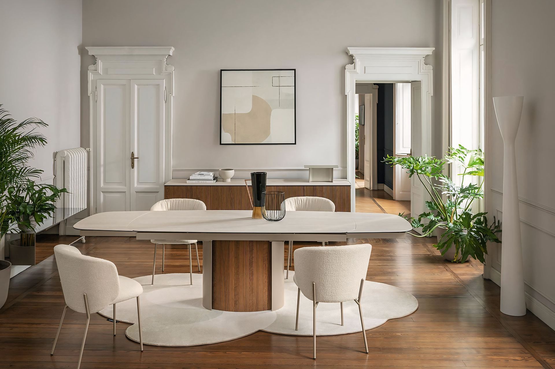 Een eetkamer met een tafel, stoelen en een schilderij aan de muur.