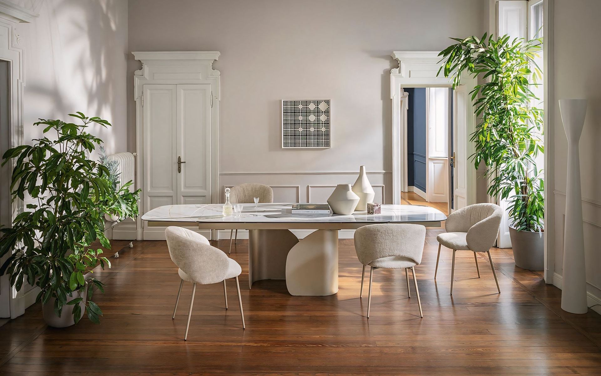 Een eetkamer met een tafel, stoelen en planten.