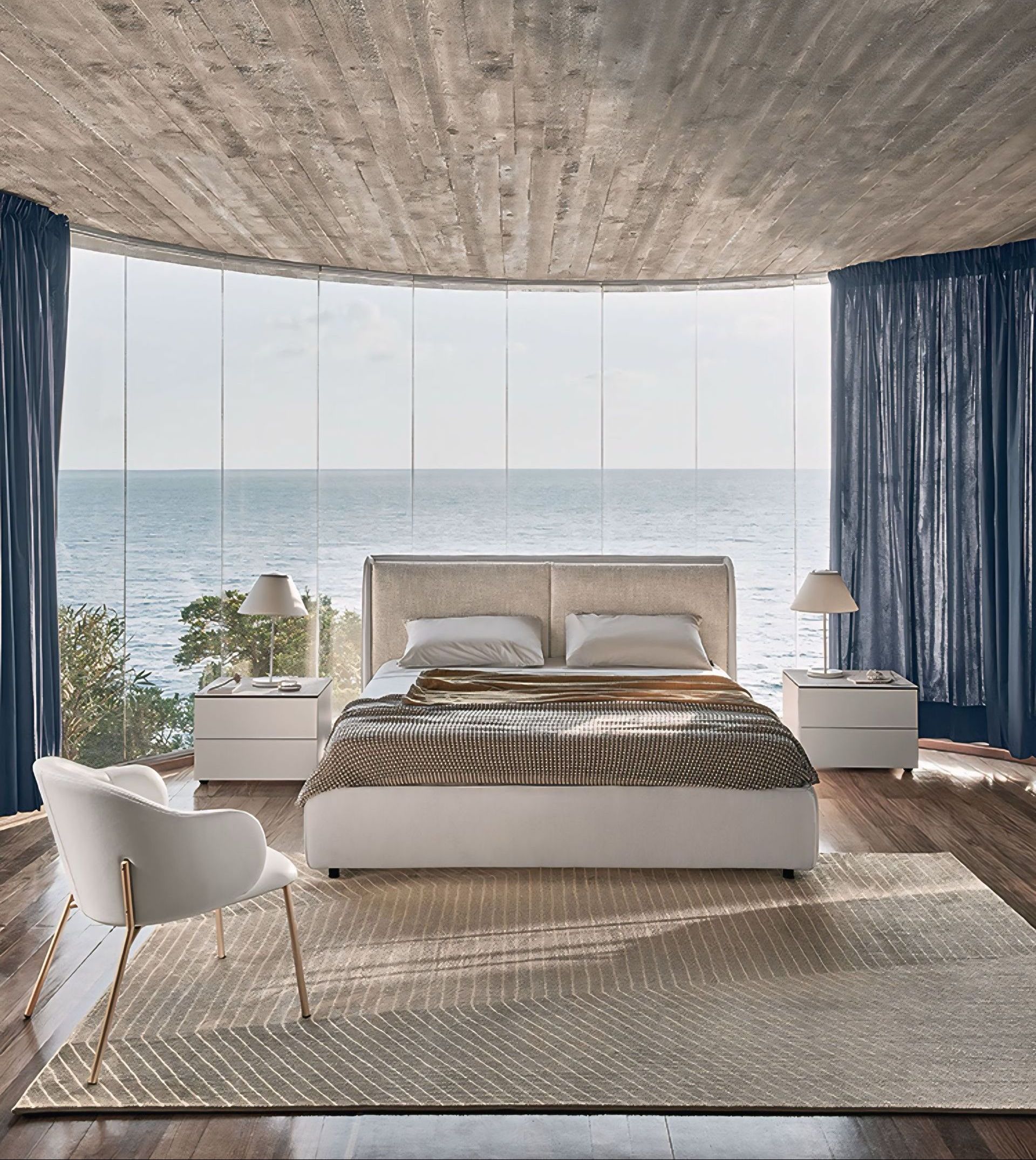 Een slaapkamer met een groot bed en uitzicht op de oceaan