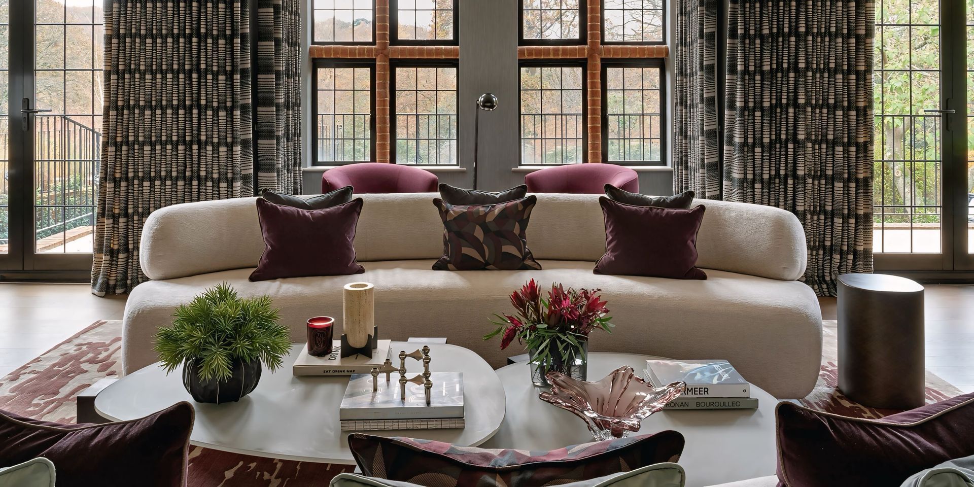Een woonkamer met een bank, stoelen en een salontafel.