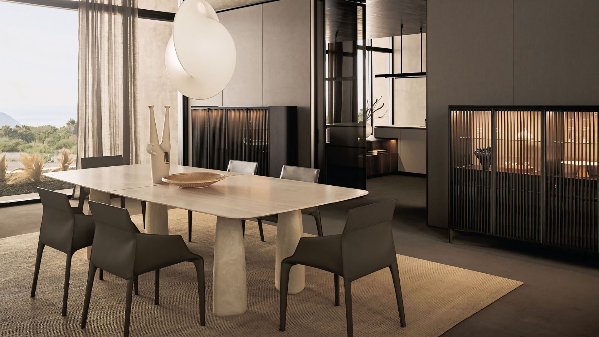 Een eetkamer met een tafel en stoelen en een groot raam.