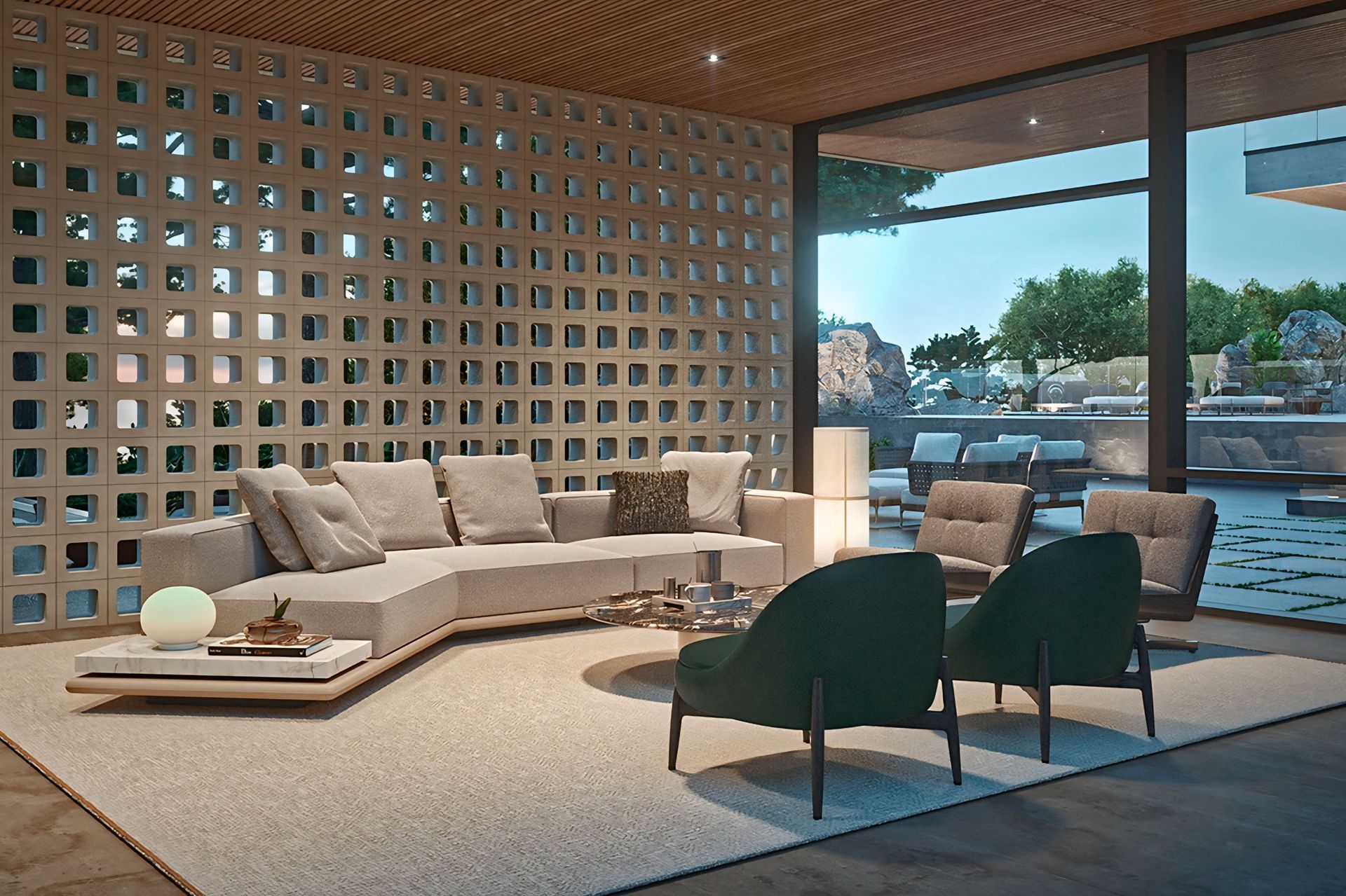 Een woonkamer met een bank, stoelen en een groot raam.