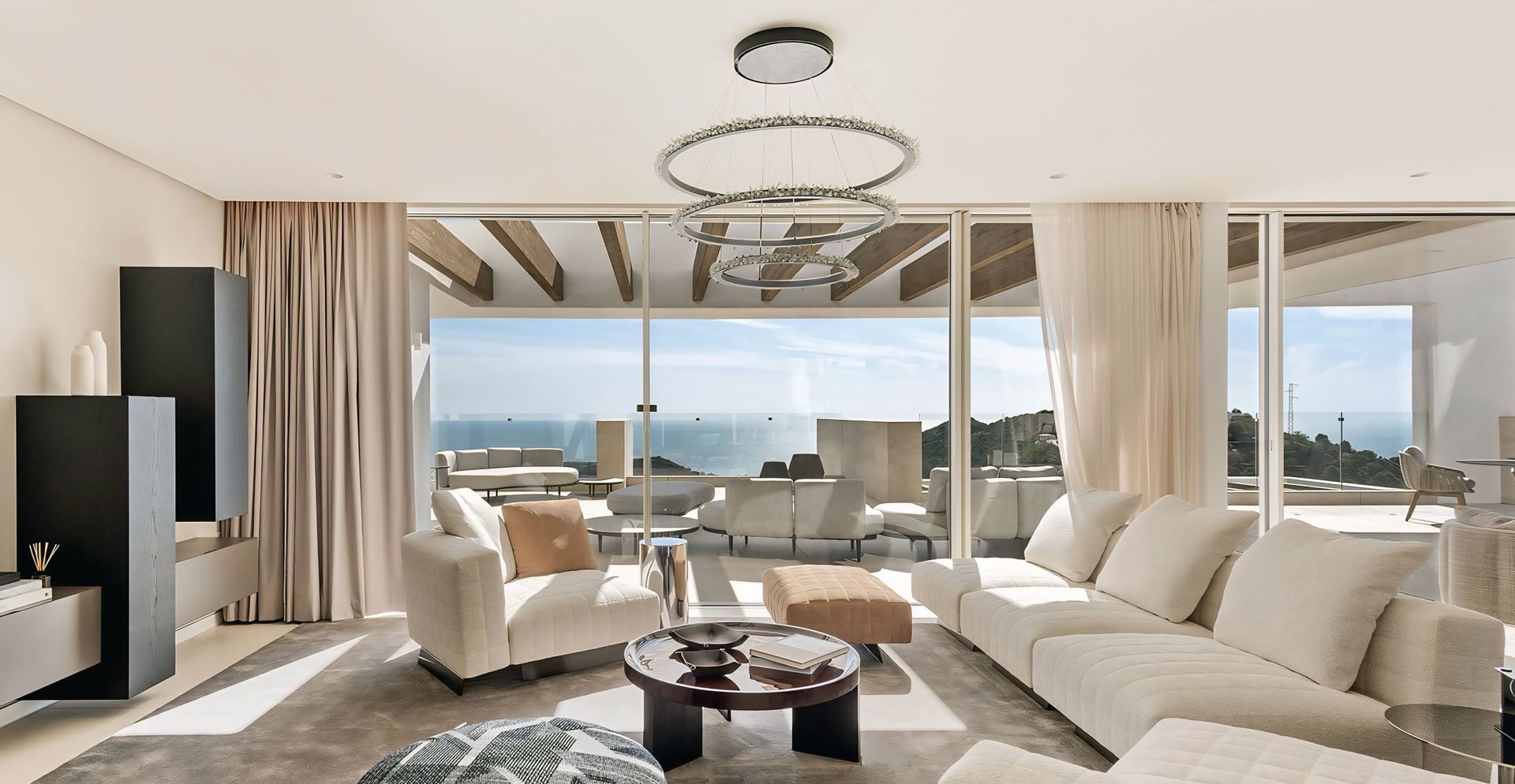 Een woonkamer met uitzicht op de oceaan