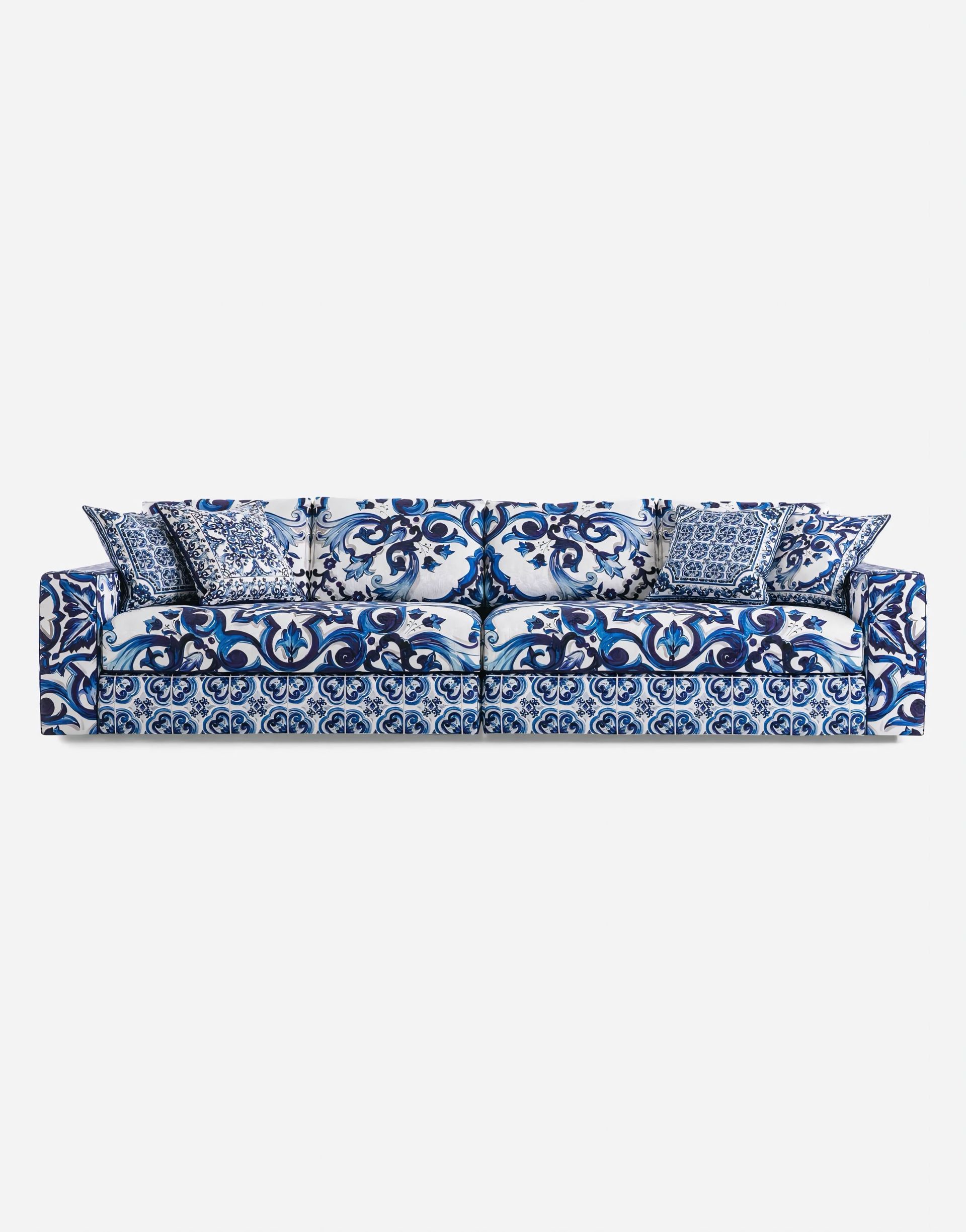 Een blauw-witte bank met een patroon erop op een witte achtergrond.