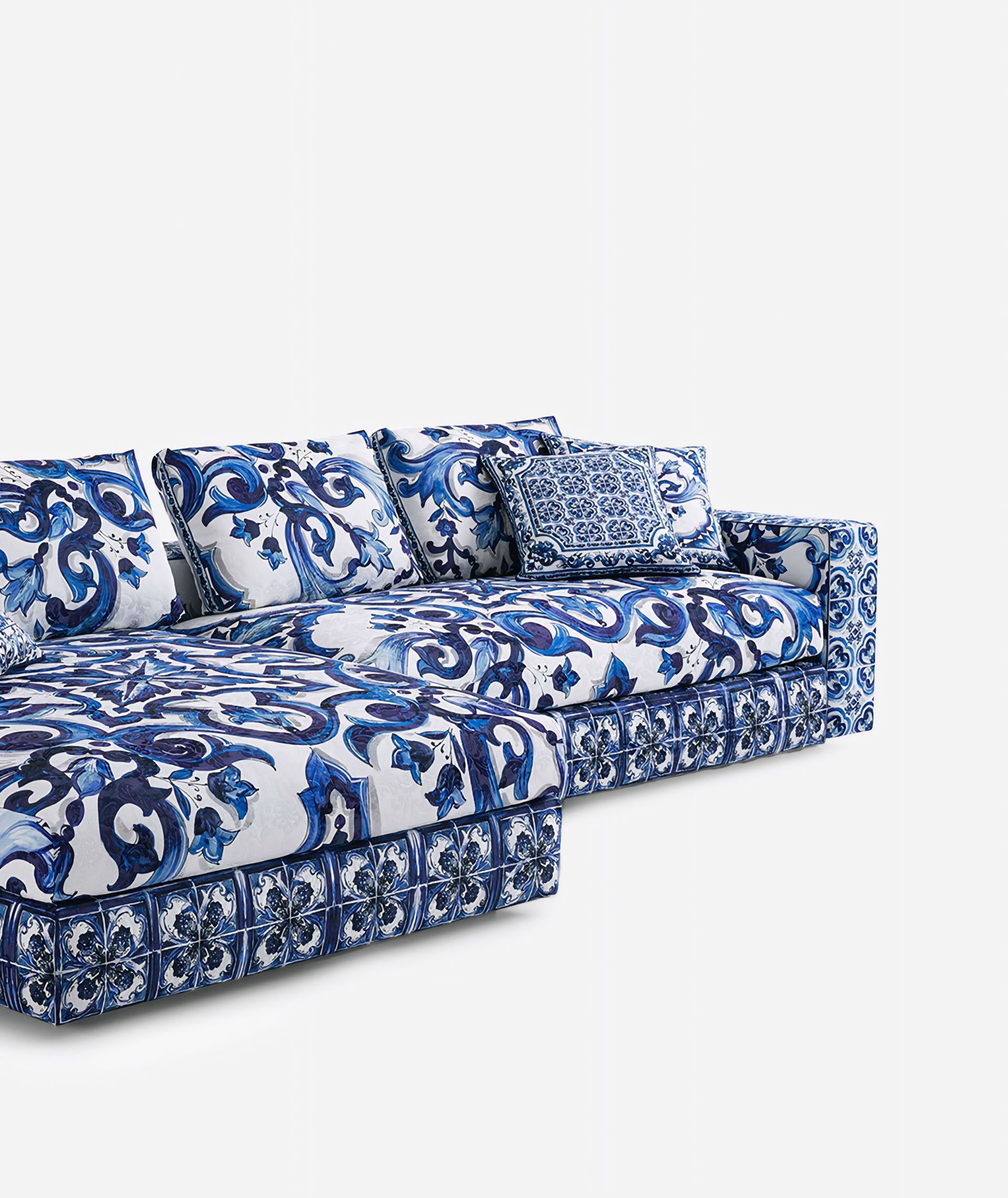 Een blauw-witte bank met blauw-witte kussens op een witte achtergrond.