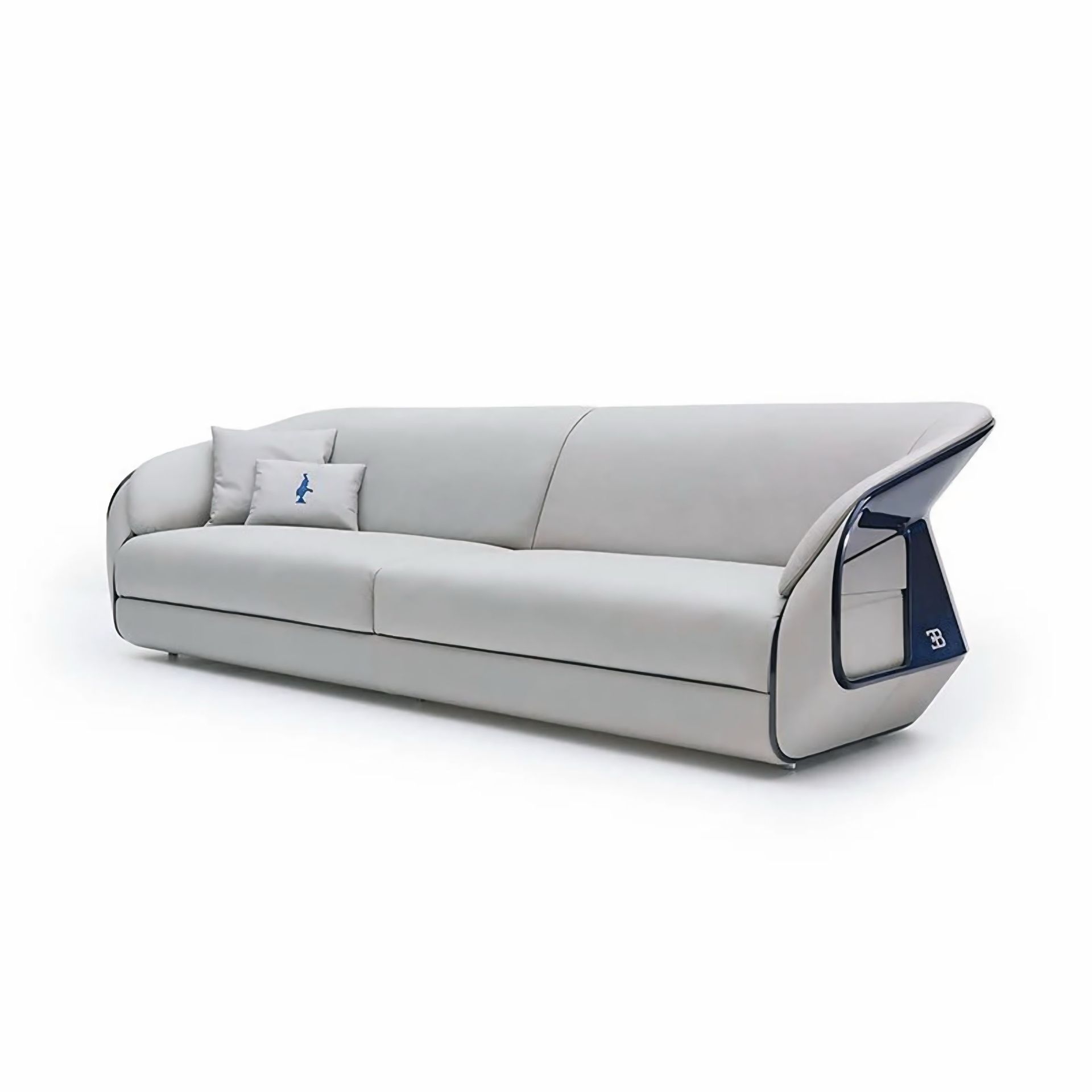 Een witte bank met blauwe kussens op een witte achtergrond.