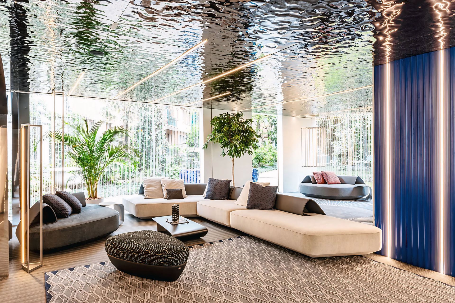 Een woonkamer vol meubels en een spiegelplafond.