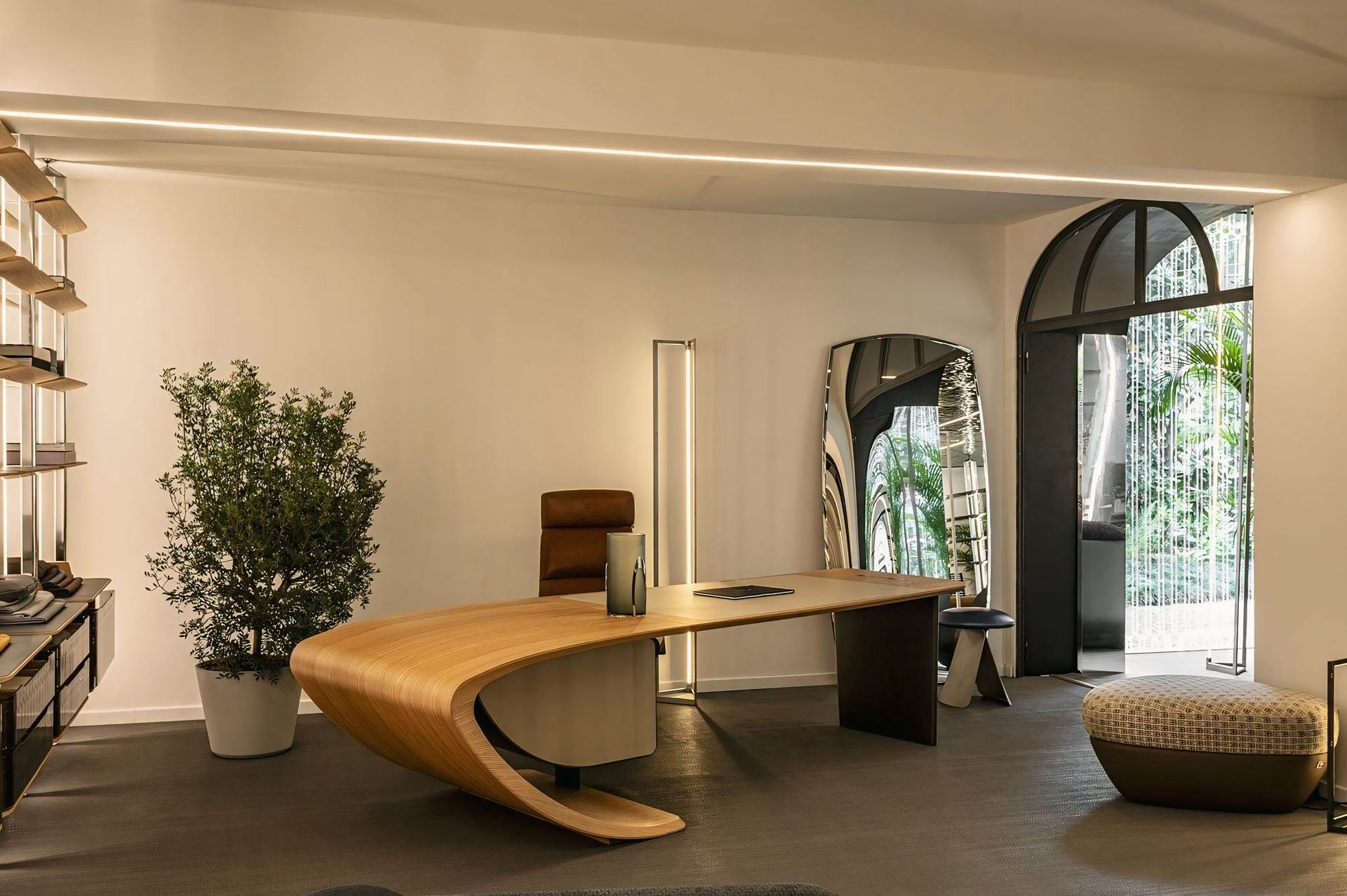 Een kamer met een gebogen houten bureau en een stoel.