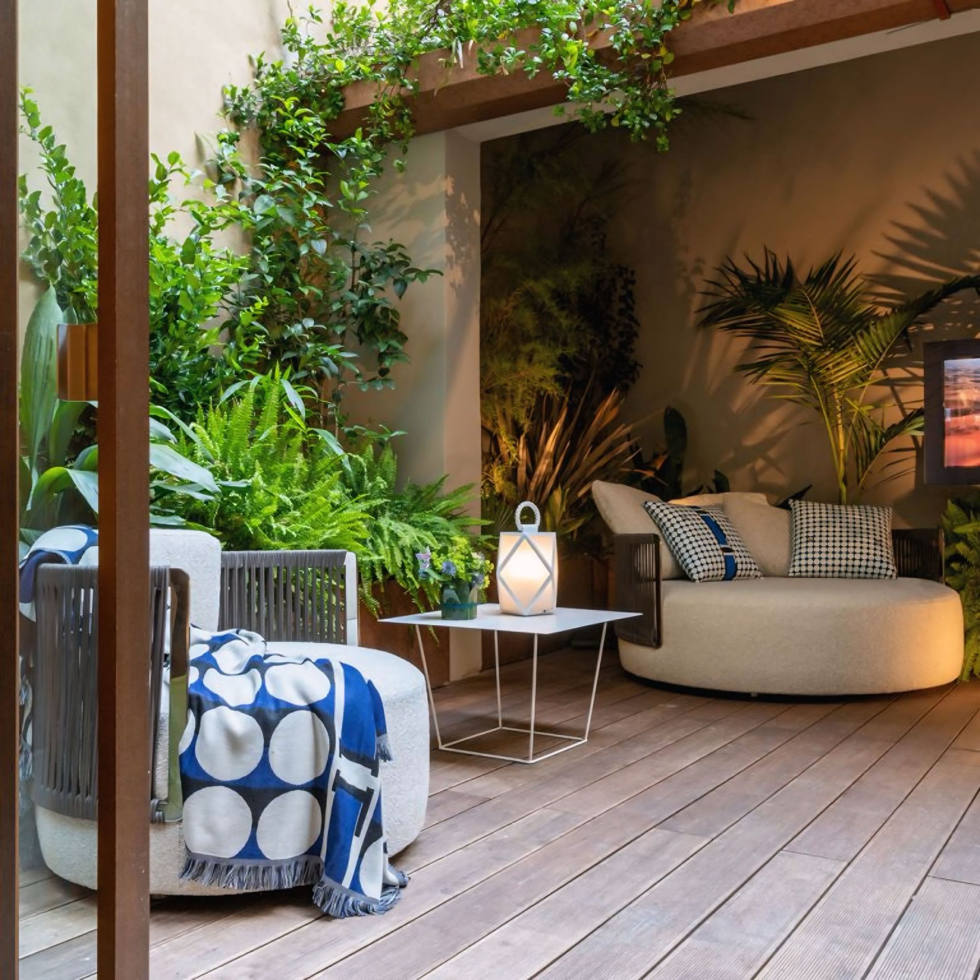 Een woonkamer met een bank en een tafel