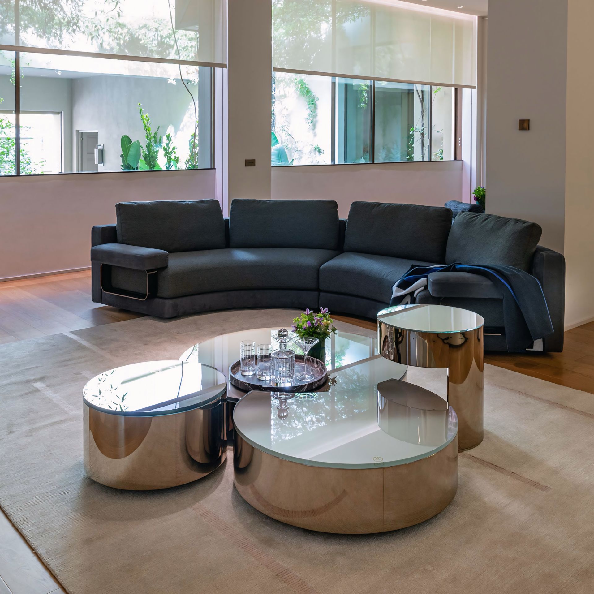 Een woonkamer met een bank en twee salontafels