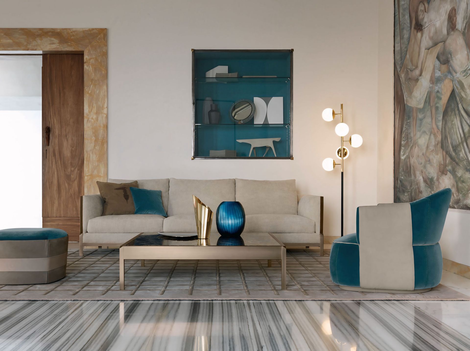 Een woonkamer met een bank en een salontafel