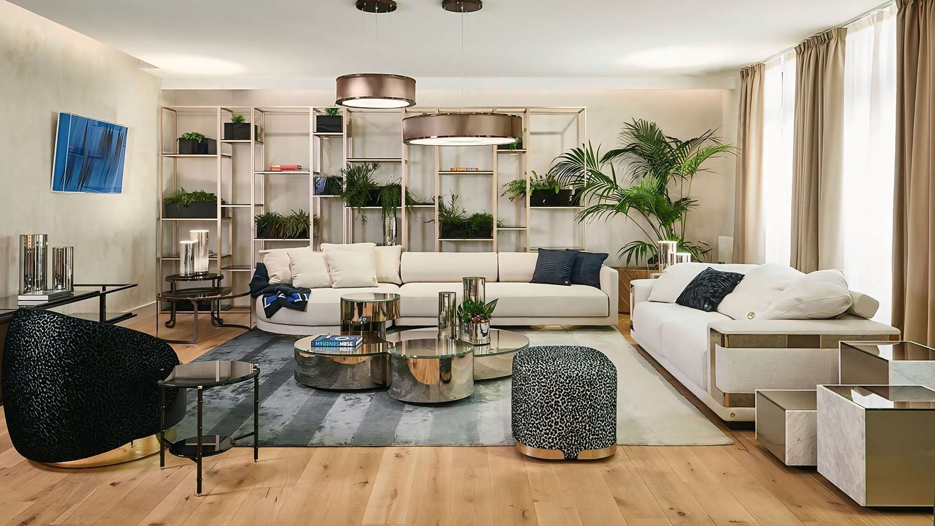 Een woonkamer gevuld met meubels en een bank.