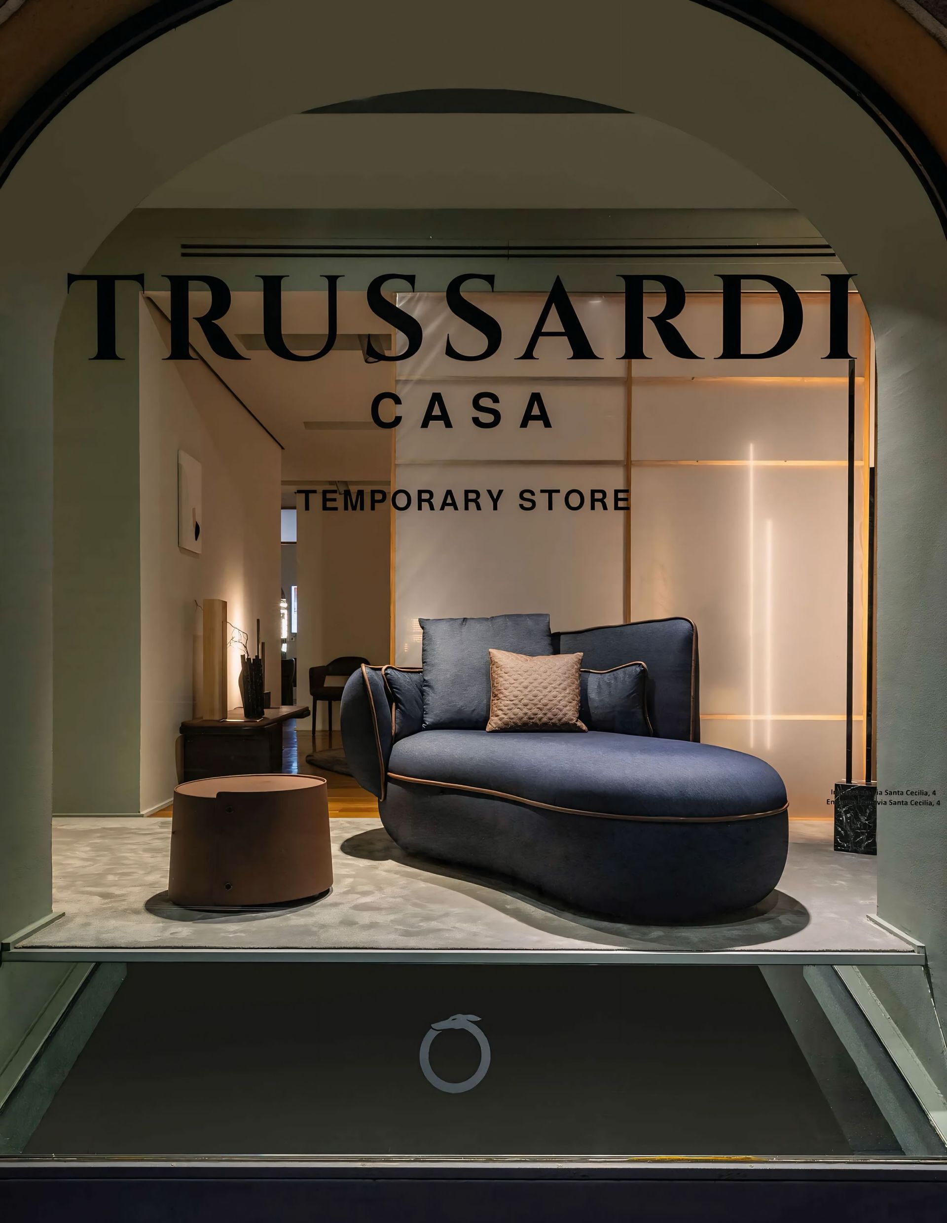 Een tijdelijke winkel in Trussardi Casa met een bank in de etalage