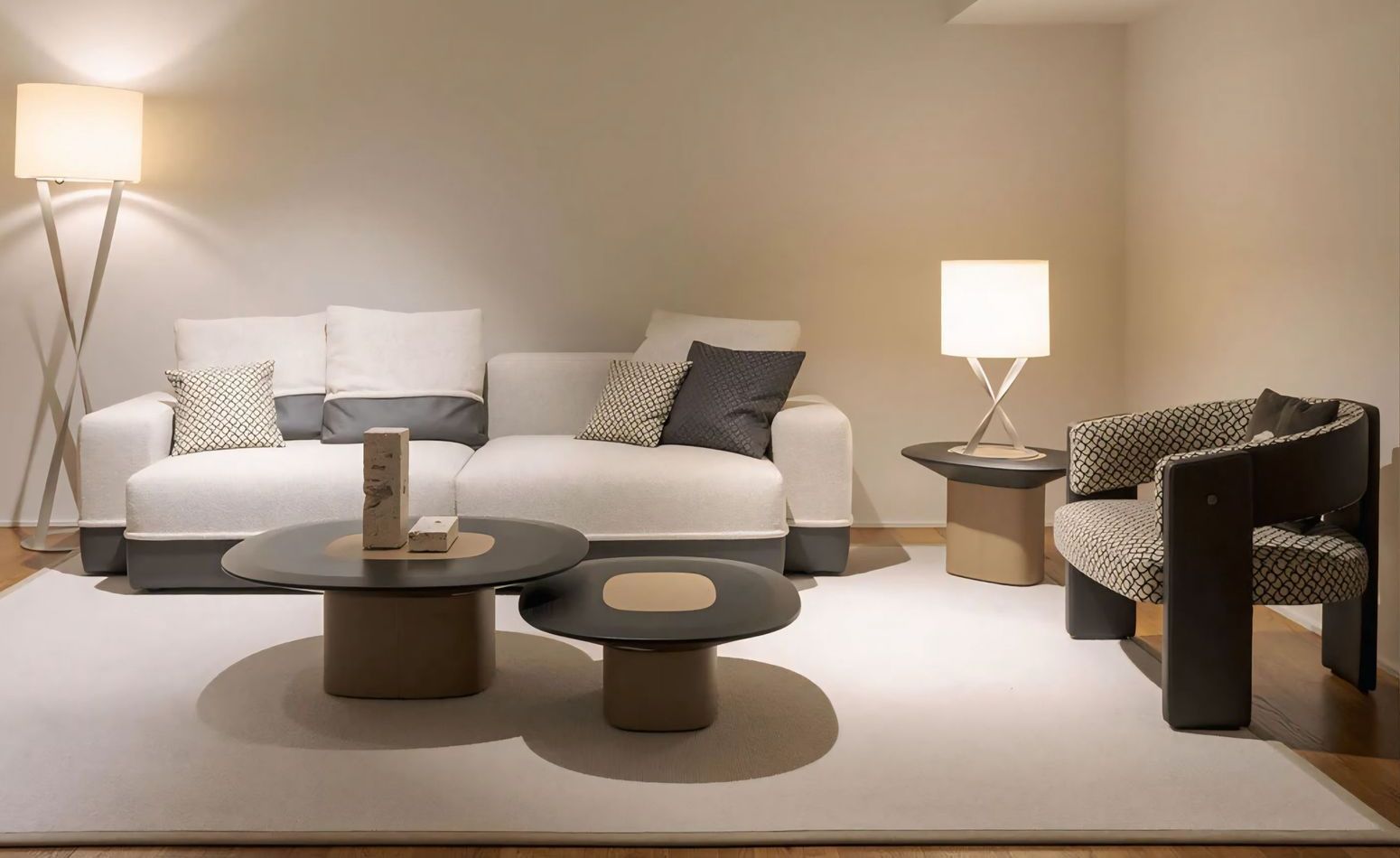 Een woonkamer met een bank, stoel, tafel en lamp.