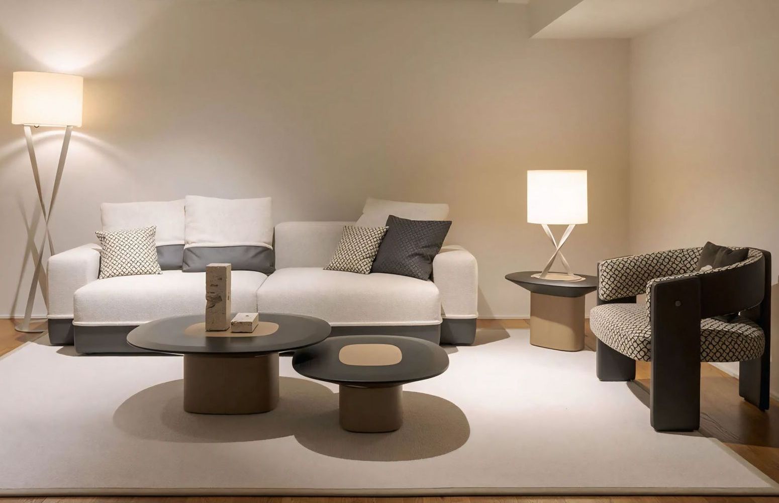 Een woonkamer met een bank en twee salontafels