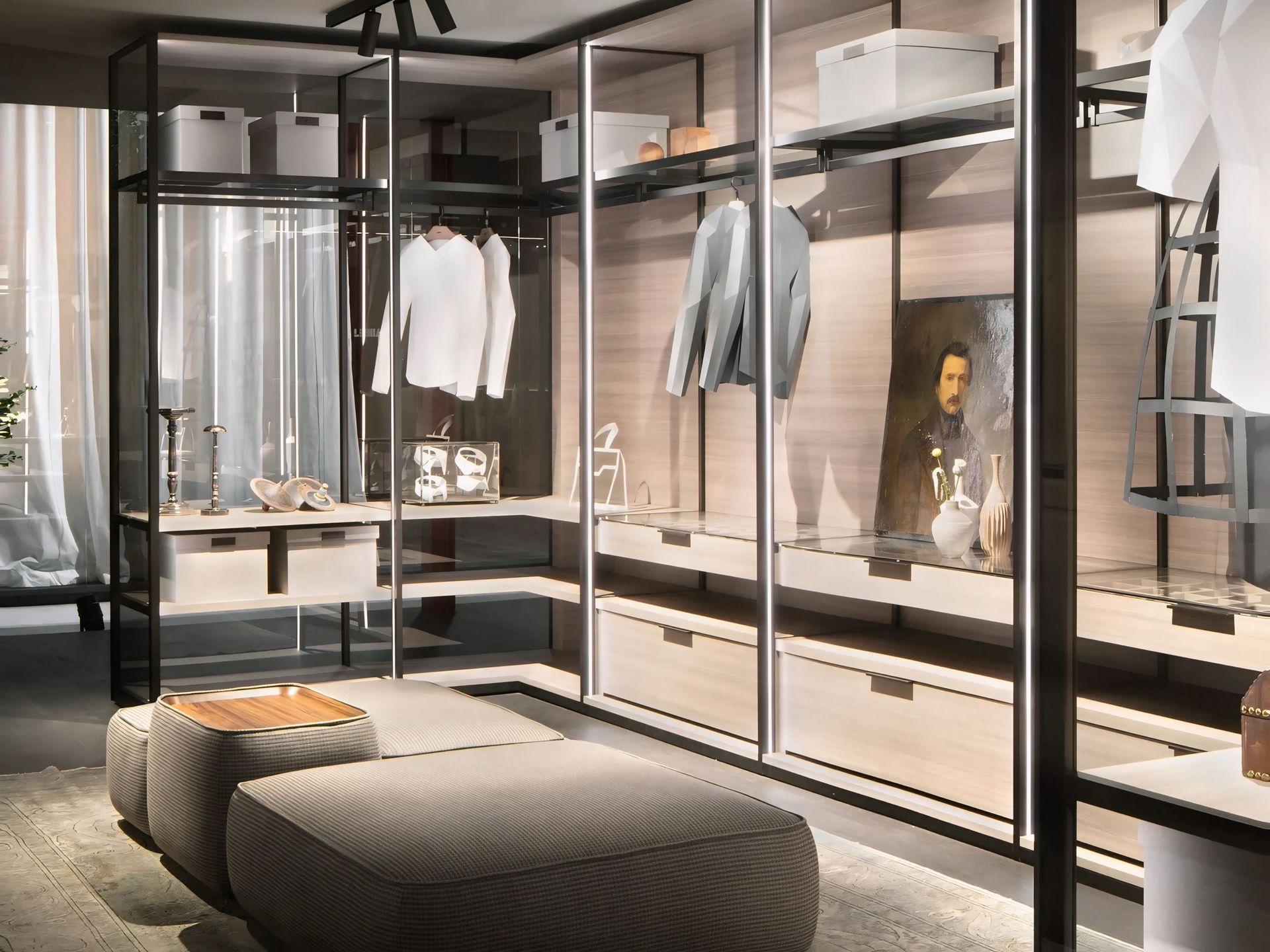 Een inloopkast met veel kleding en poefs