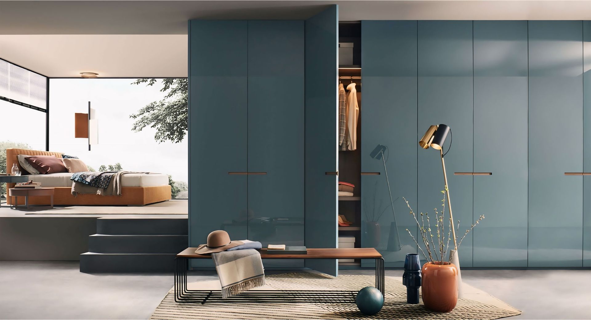 Een slaapkamer met blauwe kasten en een bed.