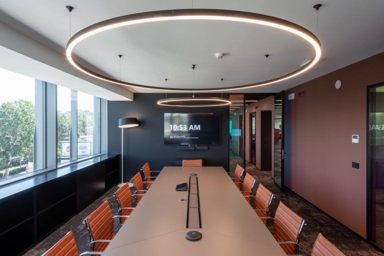 Een conferentieruimte met een lange tafel en stoelen