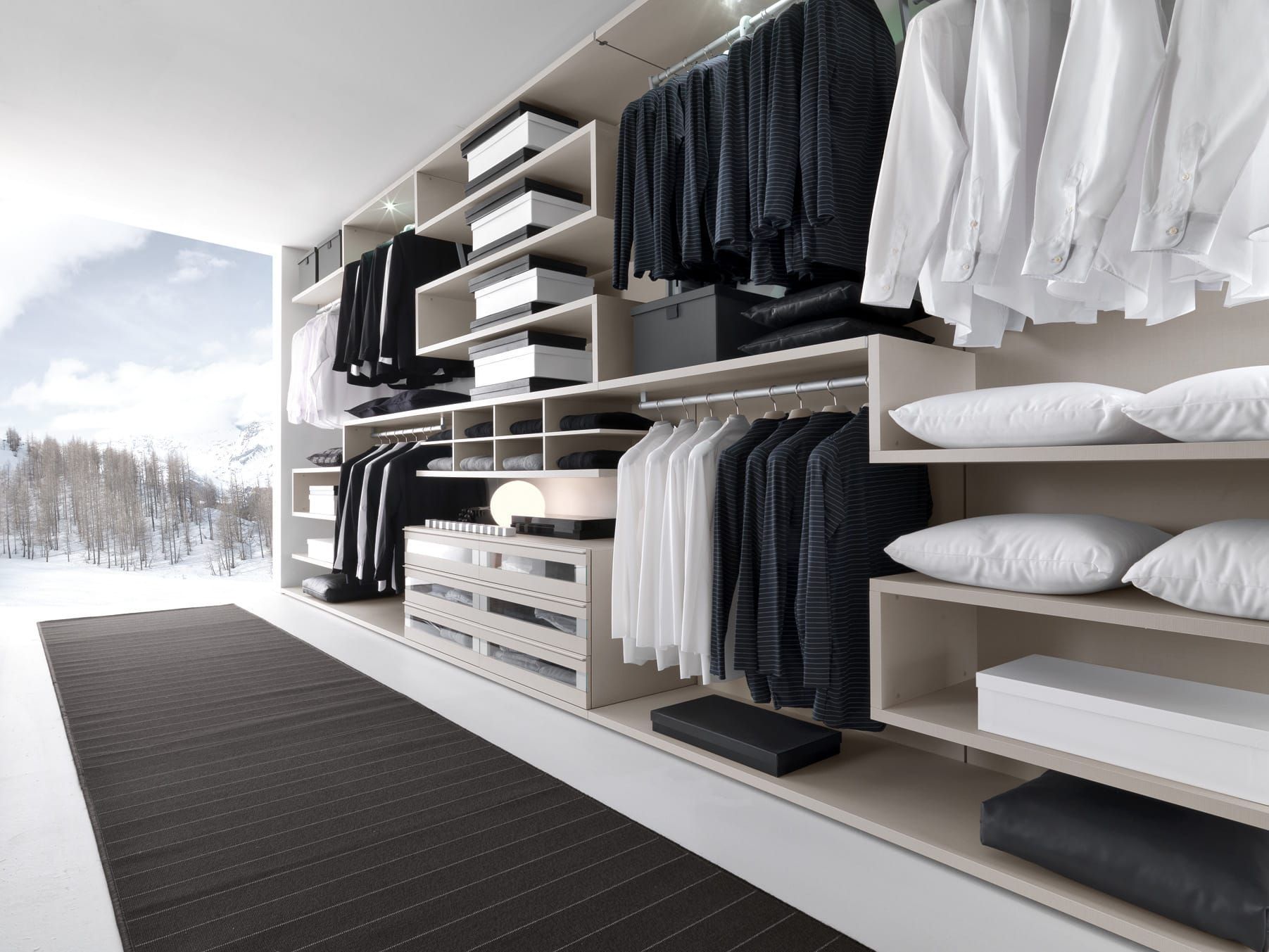 Een inloopkast gevuld met kleding en kussens