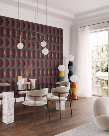 Een woonkamer met een tafel en stoelen en een raam