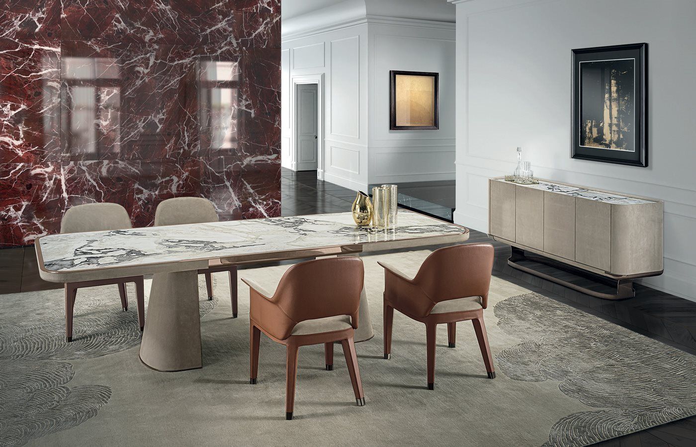 Een eetkamer met een tafel, stoelen en een marmeren muur.