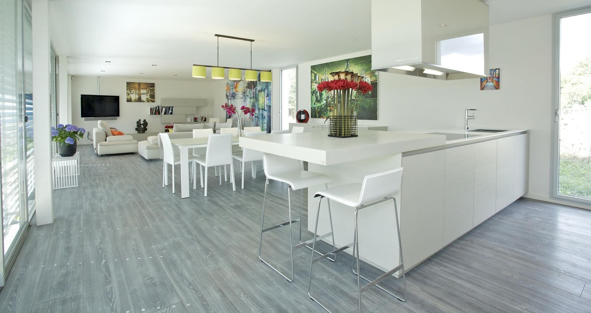Een keuken met een eettafel en stoelen erin