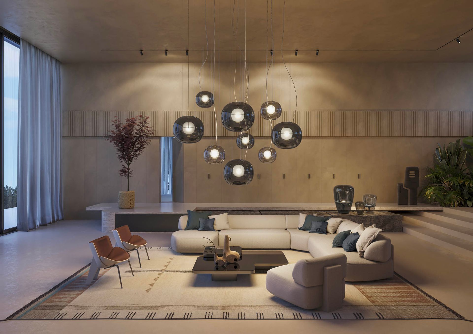 Een woonkamer met een bank, stoelen en een kroonluchter aan het plafond.