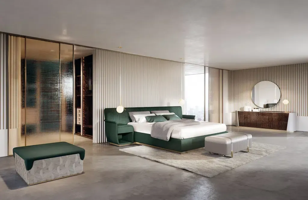 Een slaapkamer met een bed, ladekast, spiegel en voetenbankje.