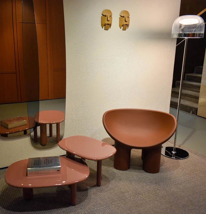 Een kamer met een stoel, een tafel en een spiegel