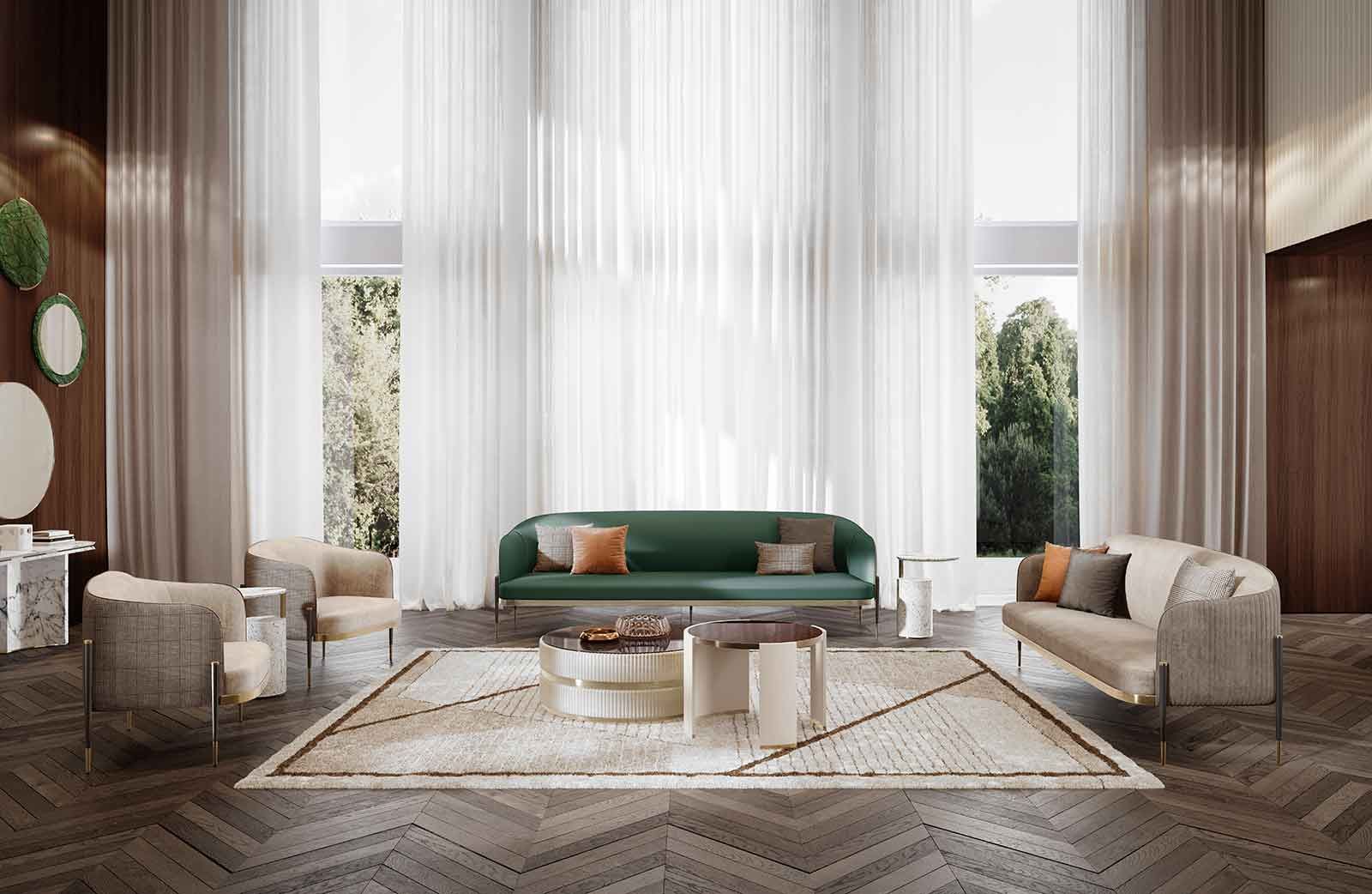 Een woonkamer met een groene bank, witte stoelen en een kleed.