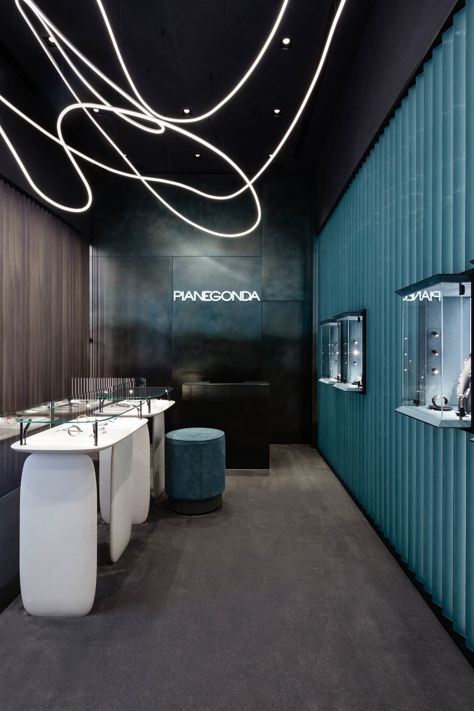 Een pandora-winkel met blauwe muren en witte toonbanken